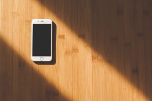 white-apple-iphone-on-wooden-table-48605