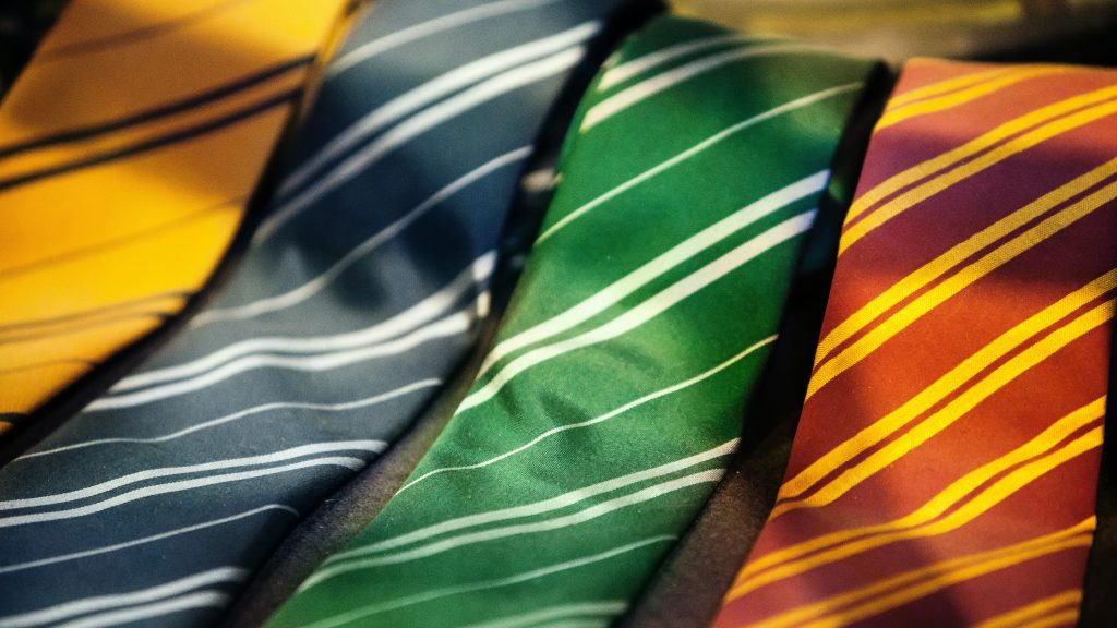 In Hogwarts, der Schule für Hexerei und Zauberei, gibt es vier Häuser: Gryffindor, Slytherin, Hufflepuff & Ravenclaw. Klar, Harry Potter Fans wissen das natürlich. Aber wusstet ihr, dass auch Muggel darüber Bescheid wissen? Und sogar darüber tweeten? Nein? Dann ist der folgende Beitrag perfekt für euch! Denn wir haben die besten Tweets über die vier Häuser für euch zusammengefasst!