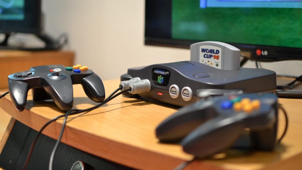 N64, Gambeboy, NES, Atari, Playstation 1, Gamecube ... die alten Konsolen versetzen einen doch schnell in nostalgische Stimmung. Kindheitserinnerungen werden wach. Eine unbeschwerte und weitestgehend sorgenlose Zeit. Wir versuchen euch in diese Epoche eures Lebens zurückzuversetzen. Mit den besten Tweets über eben diese alten Videospiele. Game on!