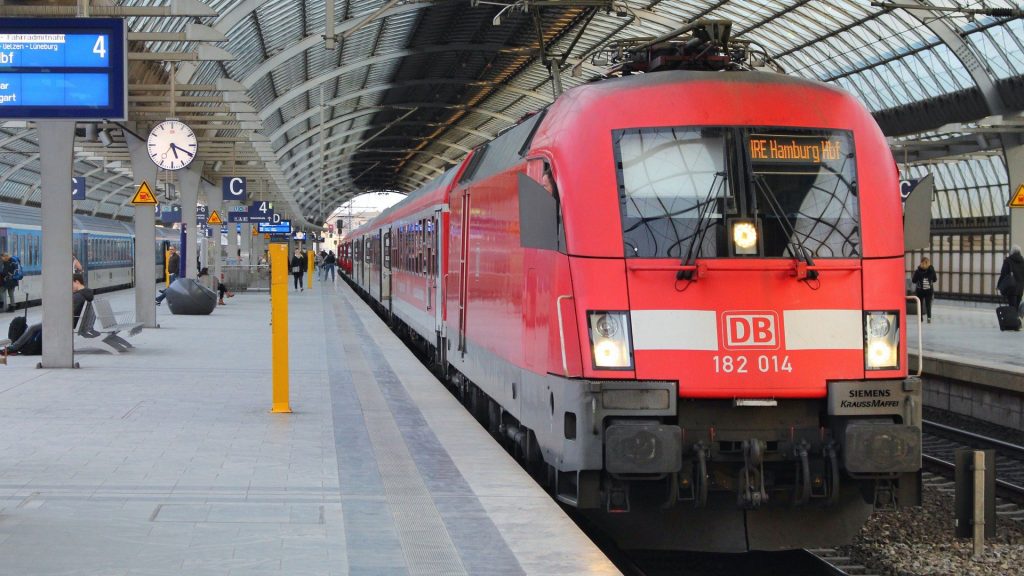 Mario Barth wurde von der Deutschen Bahn des Zuges verwiesen, weil er seine Maske nicht richtig getragen hat. Das Netz reagiert spöttisch.