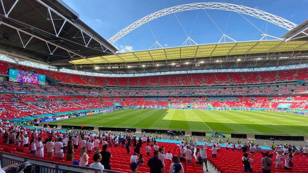 Die DFB-Frauen haben das EM-Finale in Wembley gegen England mit 1:2 nach Verlängerung verloren. Das Netz ist wütend auf die Schiedsrichterin.