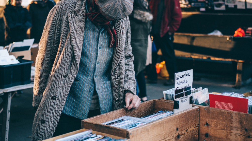 Für viele ein geliebtes Hobby: auf dem Flohmarkt nach seltenen Schätzen suchen, die für andere keinen Wert mehr haben. Dabei findet man nicht selten Kuriositäten und skurrile Dinge.