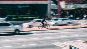 Radfahrer rast in Auto: Twitter-Video sorgt für heftige Diskussionen bei der Schuldfrage