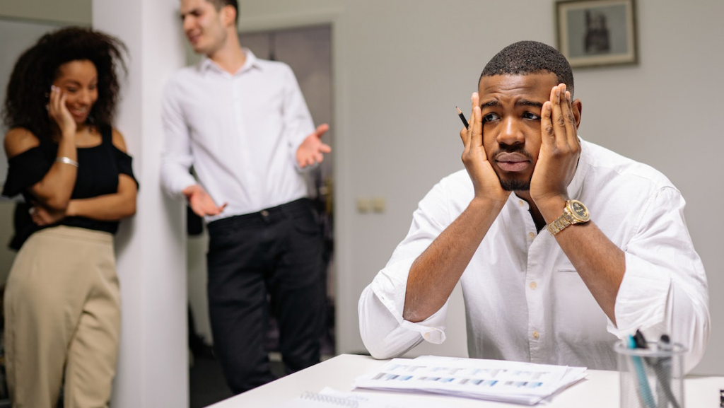 Das Schönste am Feierabend ist doch, dass man daheim von den lustigen Begebenheiten im Büro erzählen kann. Na gut, meisten beschwert man sich wohl eher aber dazwischen gibt es dann doch die schönen Anekdoten aus dem Büroalltag: