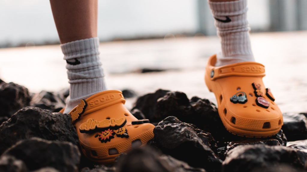 Schuhe mit vielen Vorurteilen: Crocs, Birkenstock und Adiletten. Diese speziellen Marken sind inzwischen mehr als nur Schuhe - sie sind ein Statement!