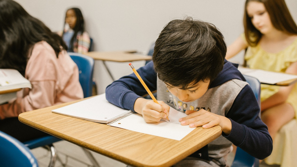 Frech und fröhlich, direkt und dreist: Kinder sind nicht auf den Mund gefallen! Das beweisen diese Top 10 Kindersprüche.