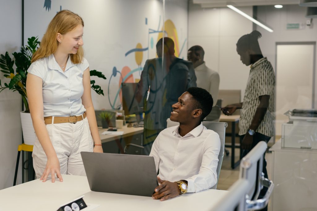 Ein Büro mit diversen Menschen und Laptops. Gehört zu einem Blog über Bürokultur.