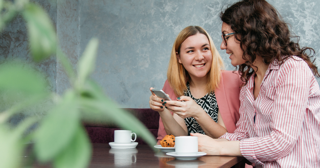 zwei frauen führen ein gespräch, es sieht aus als würde man sie belauschen