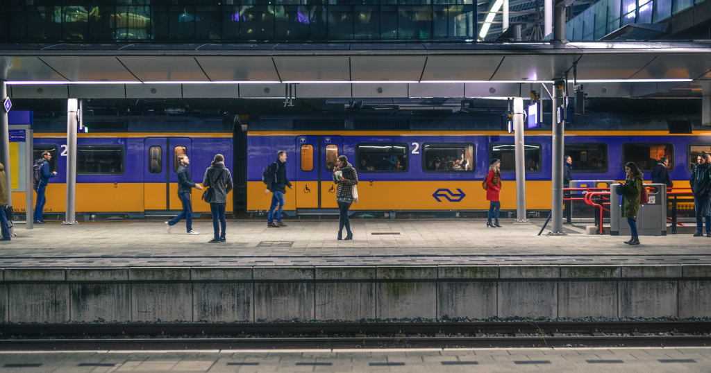 NS-Conducteur pakt reizigers in met bijzondere mededeling door intercom