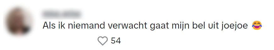 Vera vertikt deur open te doen wanneer er wordt aangebeld en dít is waarom