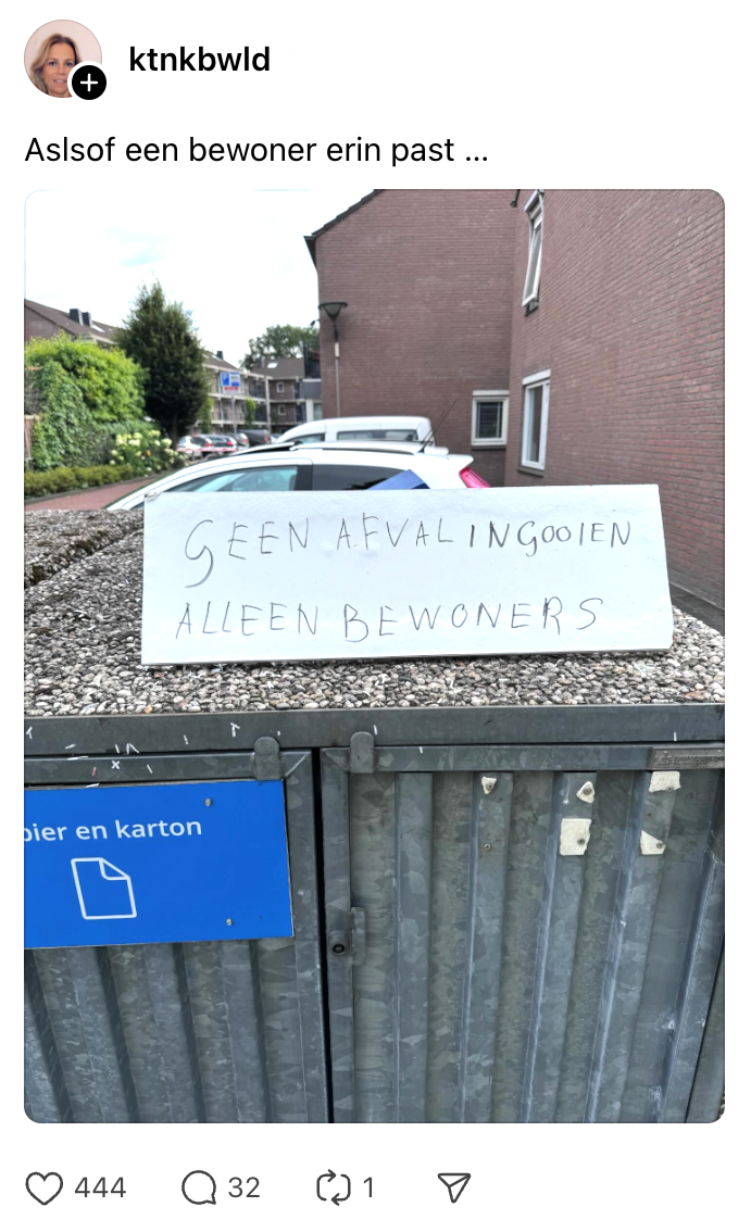 Katinka komt een bijzonder bord tegen bij de vuilnisbak waar je u tegen zegt. "alsof een bewoner erin past..." 